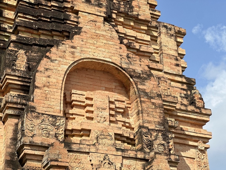 Đến tháp cổ Chót Mạt khám phá nền văn hóa Óc Eo 7 Mặt tường ngoài của tháp Chót Mạt là nghệ thuật chạm khắc nổi – những bức phù điêu mang hình ảnh hoa lá, chim muông, thánh thần… Dưới đôi mắt sáng tạo và bàn tay khéo léo của những người thợ lành nghề, cuộc sống của vương quốc Phù Nam xưa hiện lên thật tài tình và sống động.