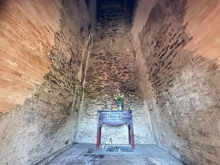 Đến tháp cổ Chót Mạt khám phá nền văn hóa Óc Eo 8 Khu vực thờ cúng bên trong tháp khá đơn giản. Không gian hơi nặng mùi vì vài chú dơi làm tổ ở tít trên tường cao.