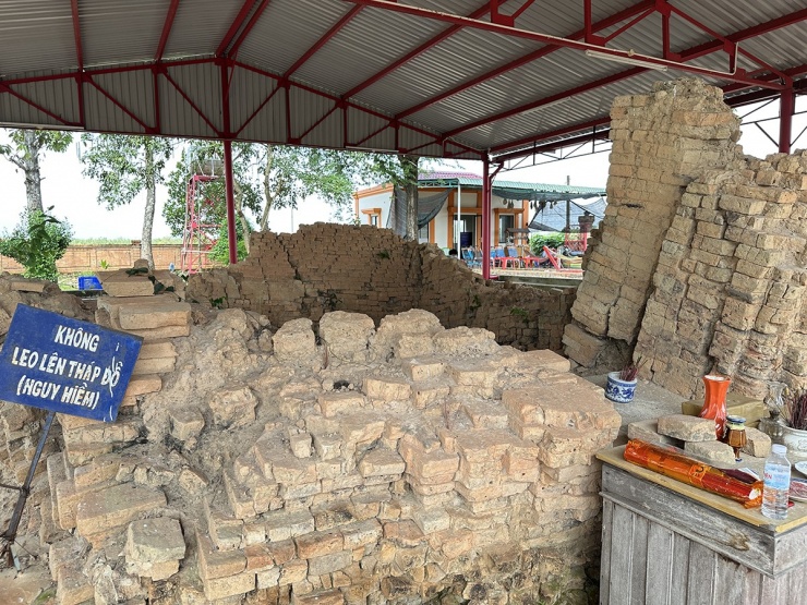 Đến tháp cổ Chót Mạt khám phá nền văn hóa Óc Eo 9 Một phần kiến trúc đã bị sụp đổ của tháp Chót Mạt, được quây lại làm công tác bảo tồn và học thuật. Mỗi một viên gạch trong đống đổ nát đều chứa đựng những câu chuyện lịch sử và văn hóa sâu sắc.