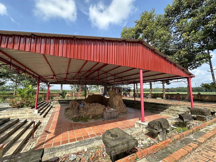 Đến tháp cổ Chót Mạt khám phá nền văn hóa Óc Eo 10 Một số di tích còn lại bao gồm bệ thờ Yoni và một số bức tượng thần Vishnu bằng sa thạch là bằng chứng cho thấy tháp ban đầu được dùng để thờ phụng thần Vishnu.