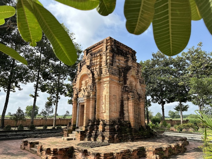 Đến tháp cổ Chót Mạt khám phá nền văn hóa Óc Eo 11 Vào năm 1993, Bộ Văn hóa, Thể thao và Du lịch đã công nhận tháp Chót Mạt là Di tích lịch sử – văn hóa quốc gia. Tháp Chót Mạt là nhân chứng sống cho nền văn hóa Óc Eo từng có quá khứ phát triển hào hùng của vương quốc Phù Nam xưa. Nếu có dịp về xứ Tây Ninh, mời bạn ghé qua thăm ngôi tháp cổ để nhìn lại một dấu ấn văn hóa lịch sử quan trọng.