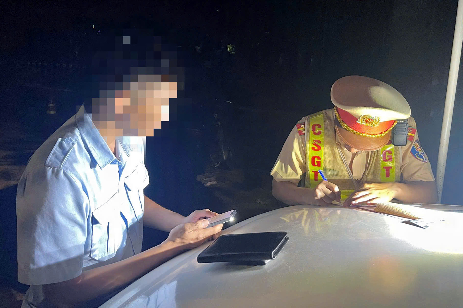 Nghiêm trị xe cứu thương lạm dụng quyền ưu tiên - Ảnh 2.