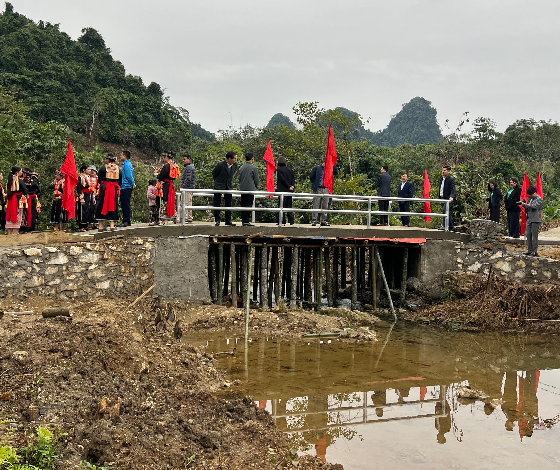 1766727114 446 Khanh thanh 2 cau dan sinh o vung cao Lao