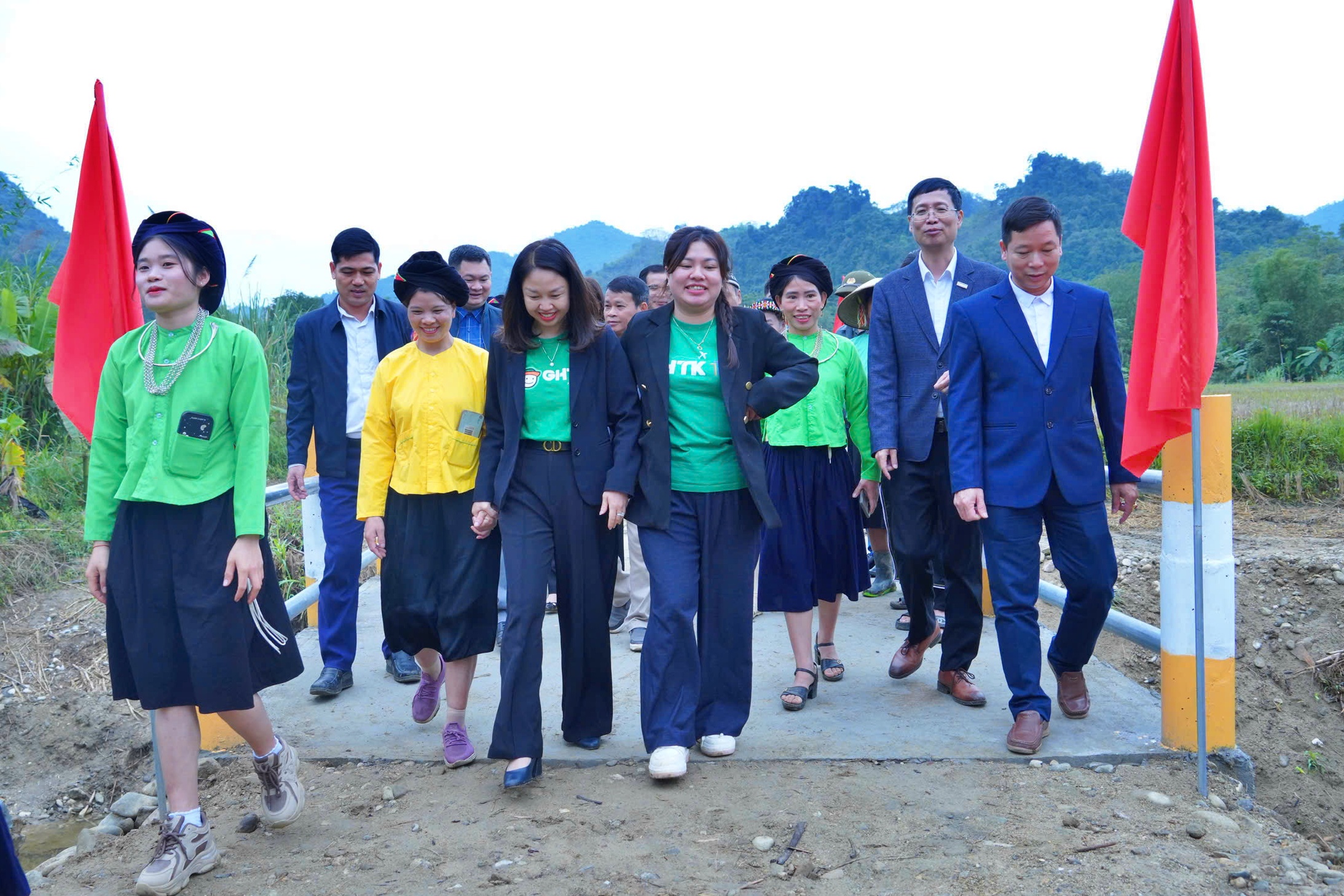 Khánh thành 2 cầu dân sinh, mở lối đi lại an toàn cho người dân vùng cao - Ảnh 3.