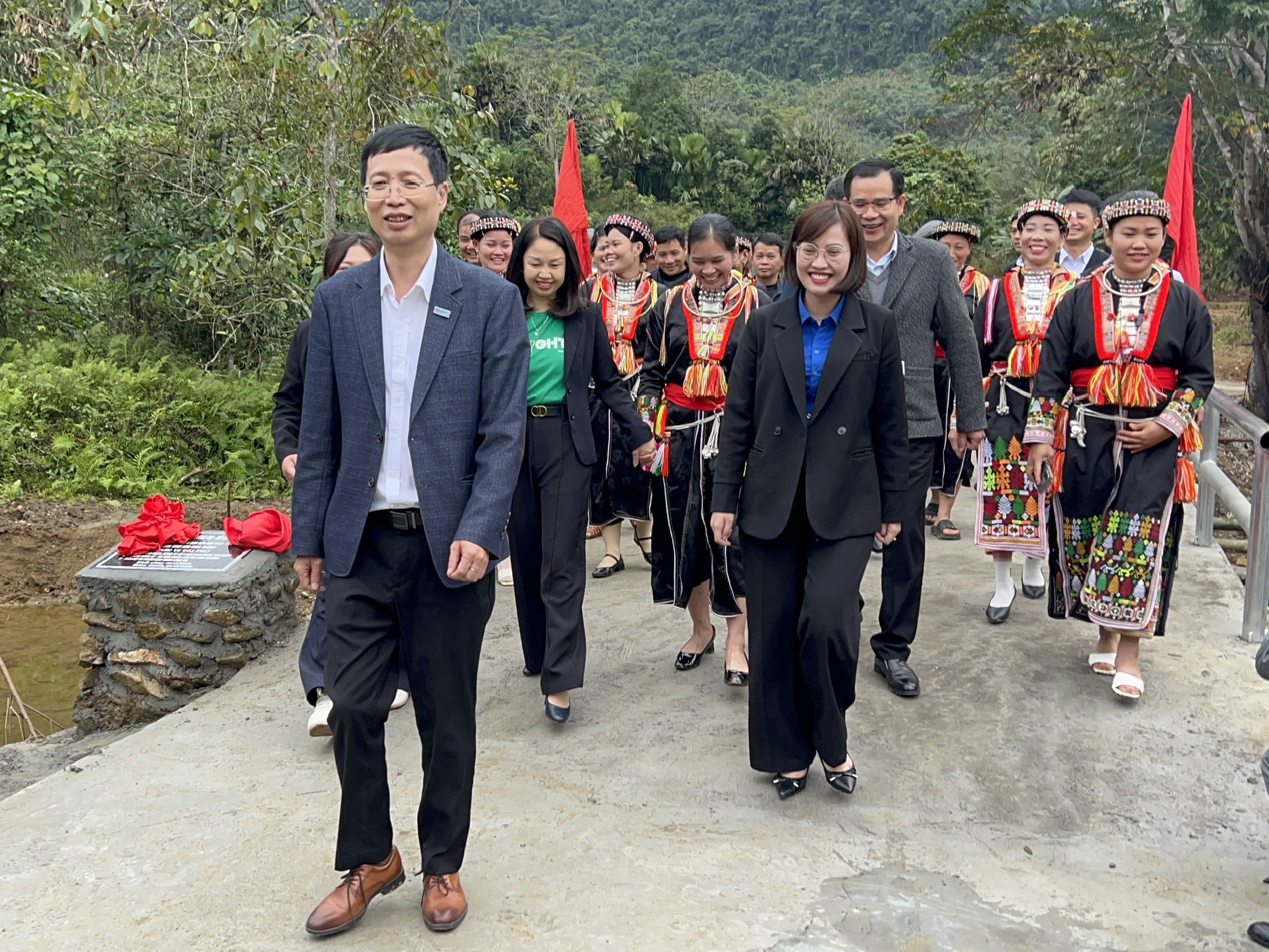 Khánh thành 2 cầu dân sinh, mở lối đi lại an toàn cho người dân vùng cao - Ảnh 4.