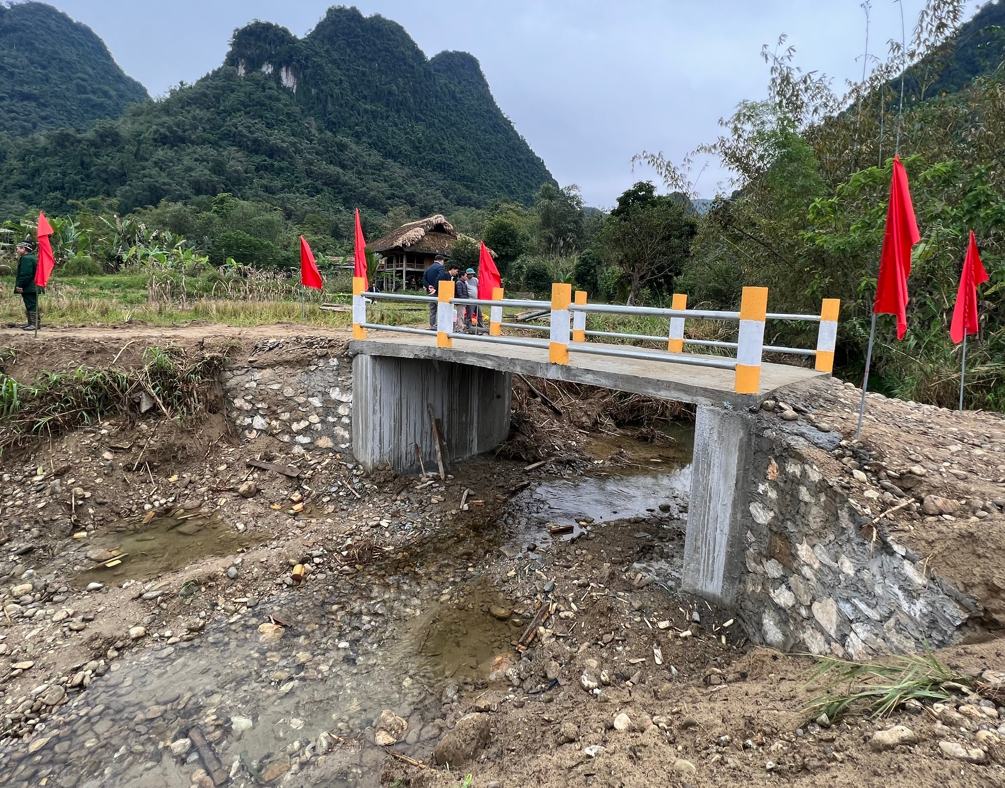 1766727117 127 Khanh thanh 2 cau dan sinh o vung cao Lao