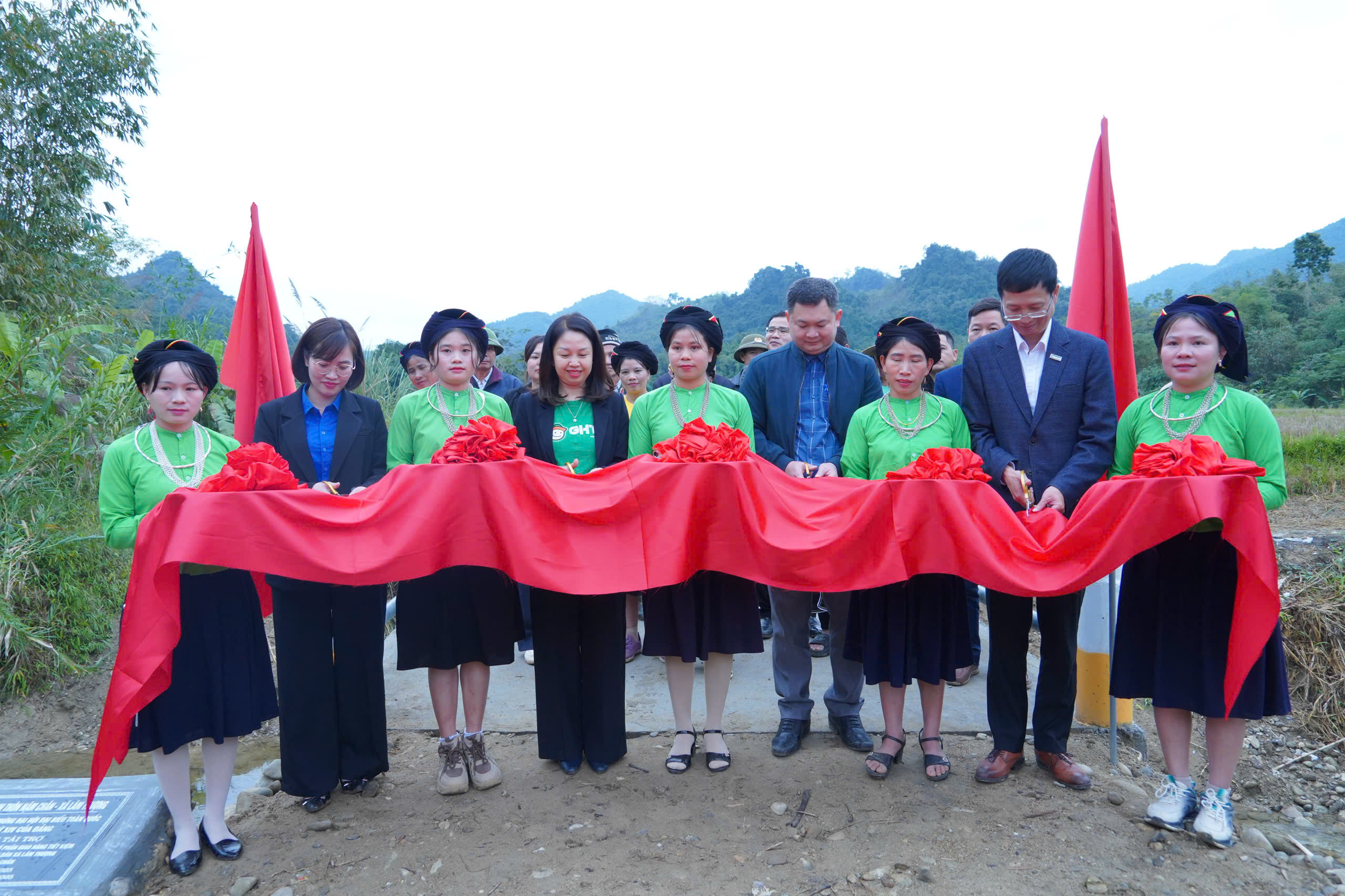 Khánh thành 2 cầu dân sinh, mở lối đi lại an toàn cho người dân vùng cao - Ảnh 6.