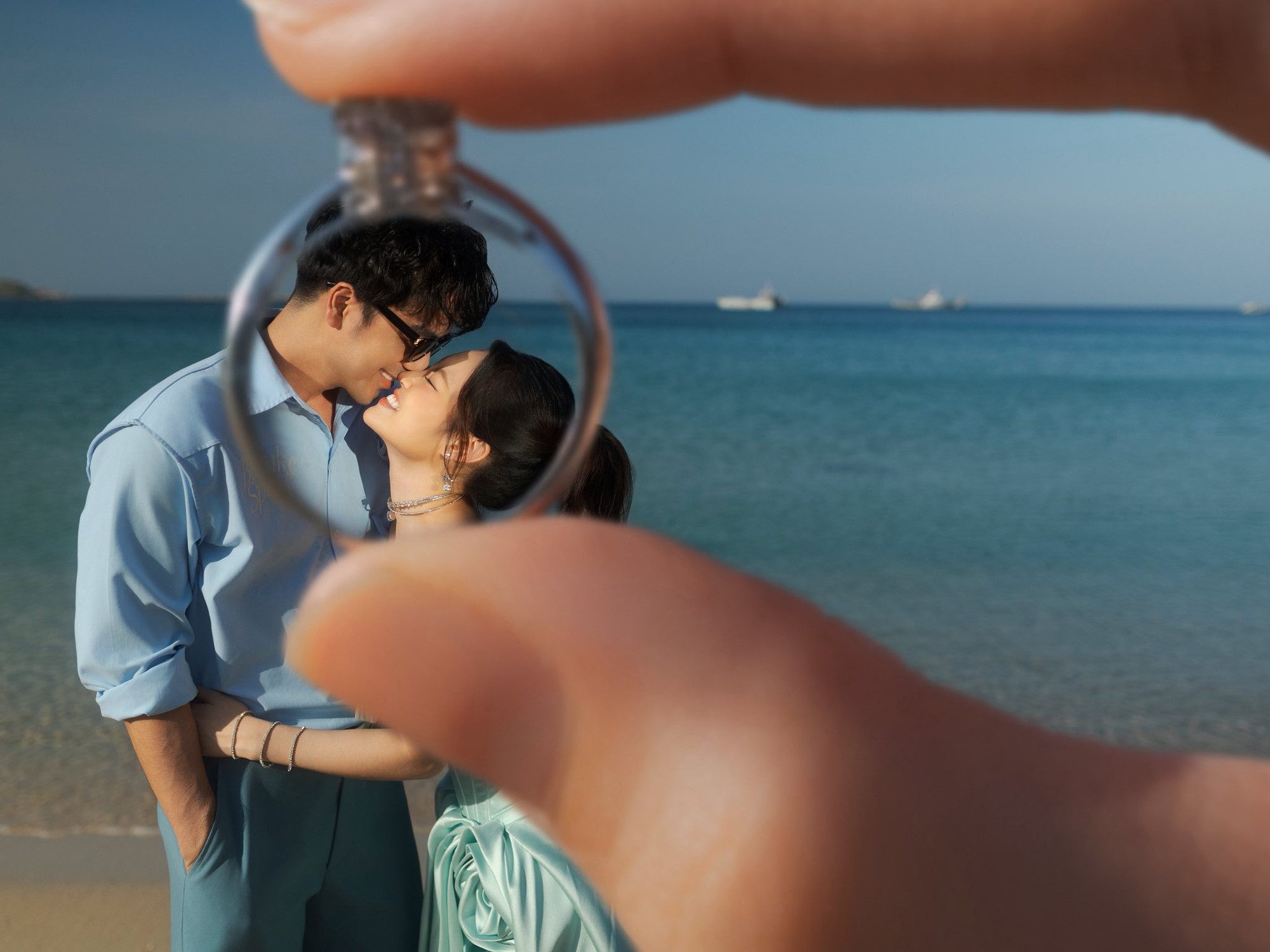 Đám cưới nam diễn viên Vbiz và vợ bác sĩ kém 16 tuổi: Cô dâu chú rể sánh đôi, dàn sao nổi tiếng tham dự- Ảnh 11.