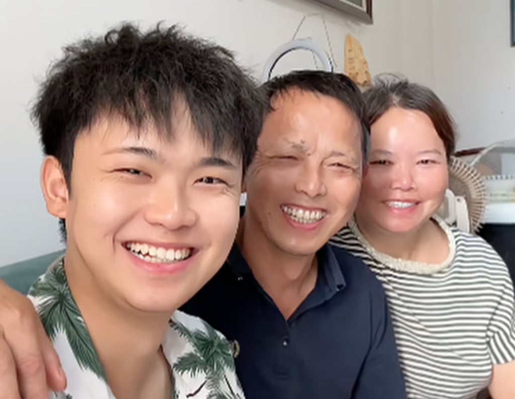 Bị bắt cóc từ năm 4 tuổi, nam thanh niên cắt đứt với gia đình từng nuôi dưỡng sau ngày đoàn tụ cha mẹ ruột: “Đây mới là một mái nhà thực sự”- Ảnh 2.