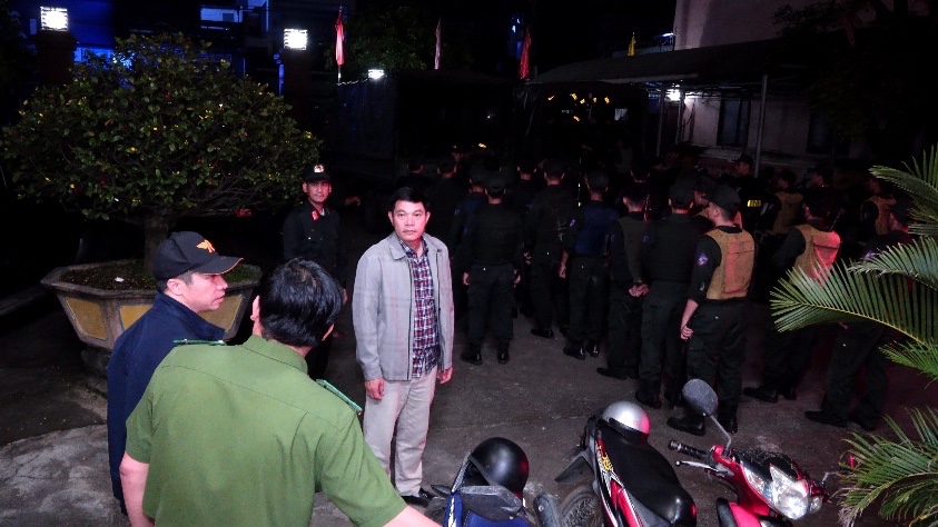 Cảnh sát đột kích rạng sáng, tạm giữ 39 người ở bãi khai thác cát trái phép - Ảnh 2.