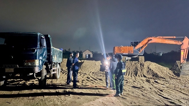 Cảnh sát đột kích rạng sáng, tạm giữ 39 người ở bãi khai thác cát trái phép - Ảnh 3.