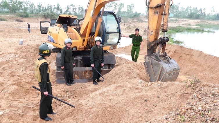 Cảnh sát đột kích rạng sáng, tạm giữ 39 người ở bãi khai thác cát trái phép - Ảnh 4.