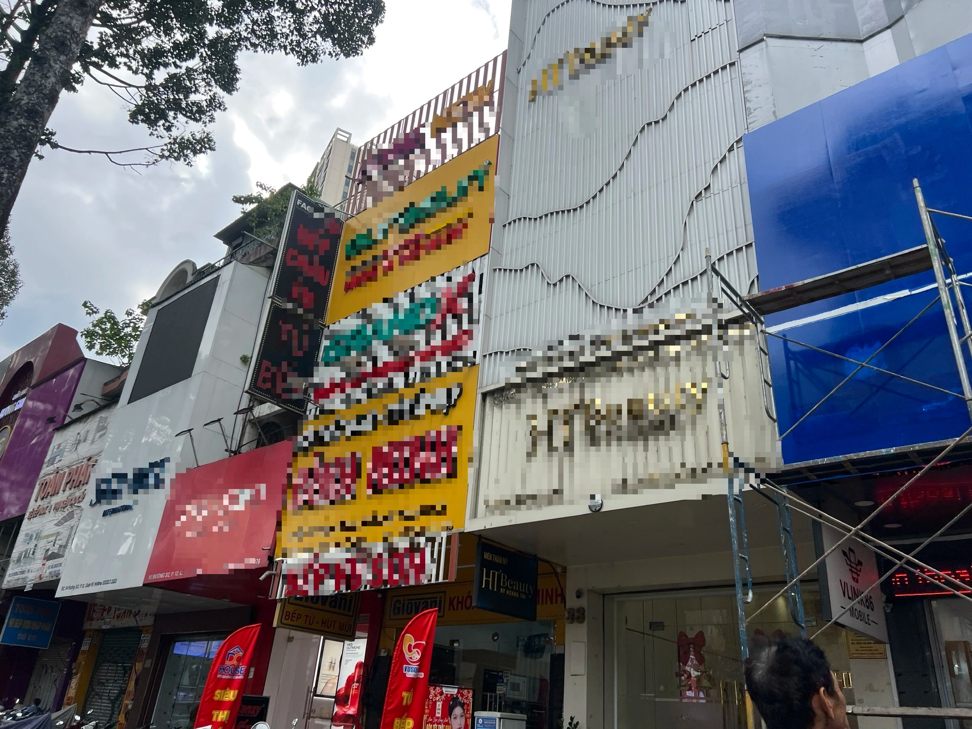 Nhà phố “kín như hộp”, hiểm họa cháy nổ rình rập - Ảnh 10.