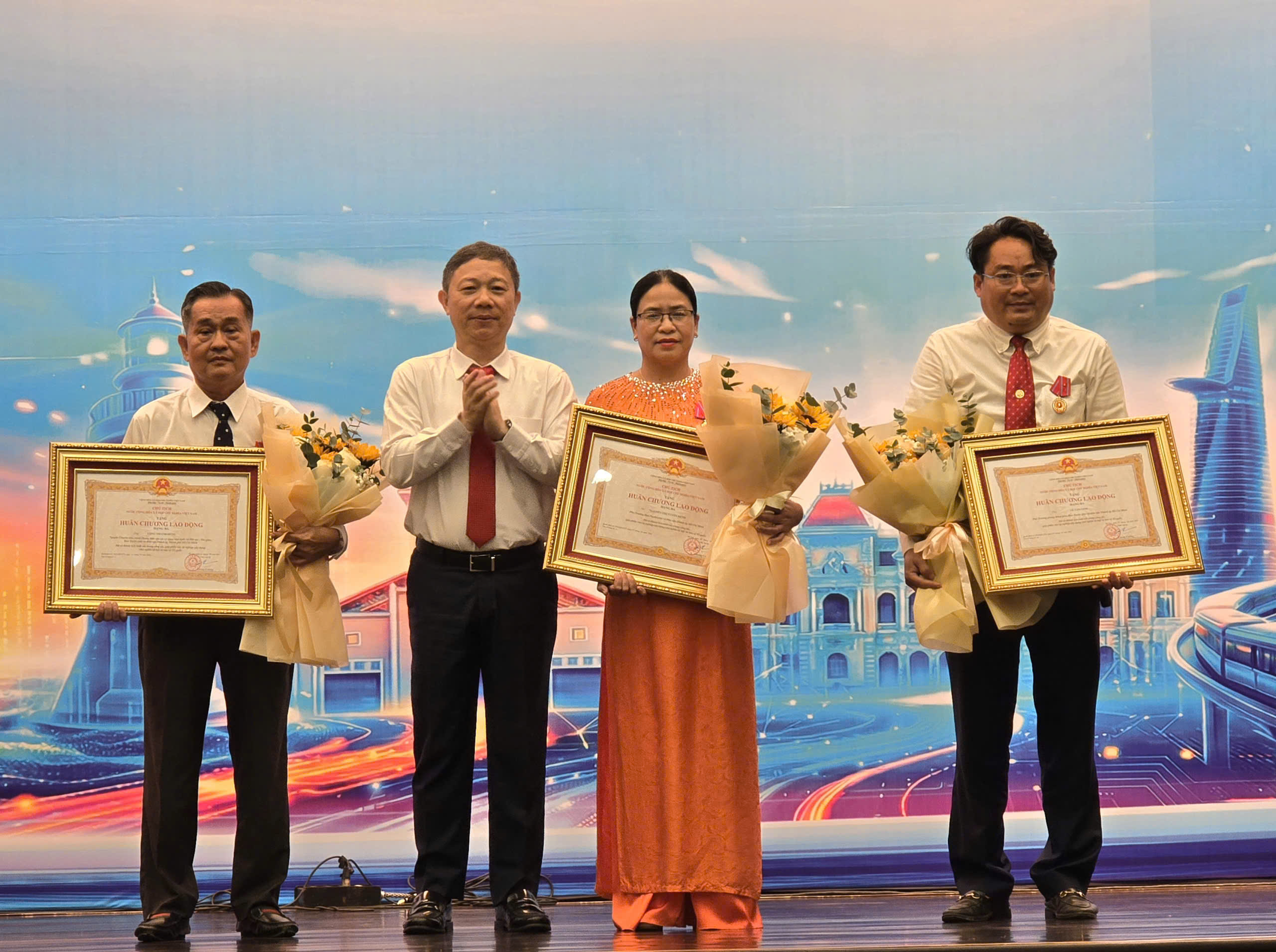 21 tập thể, cá nhân nhận huân chương, bằng khen vì thành tích tuyên giáo và dân vận ở TP.HCM - Ảnh 2.