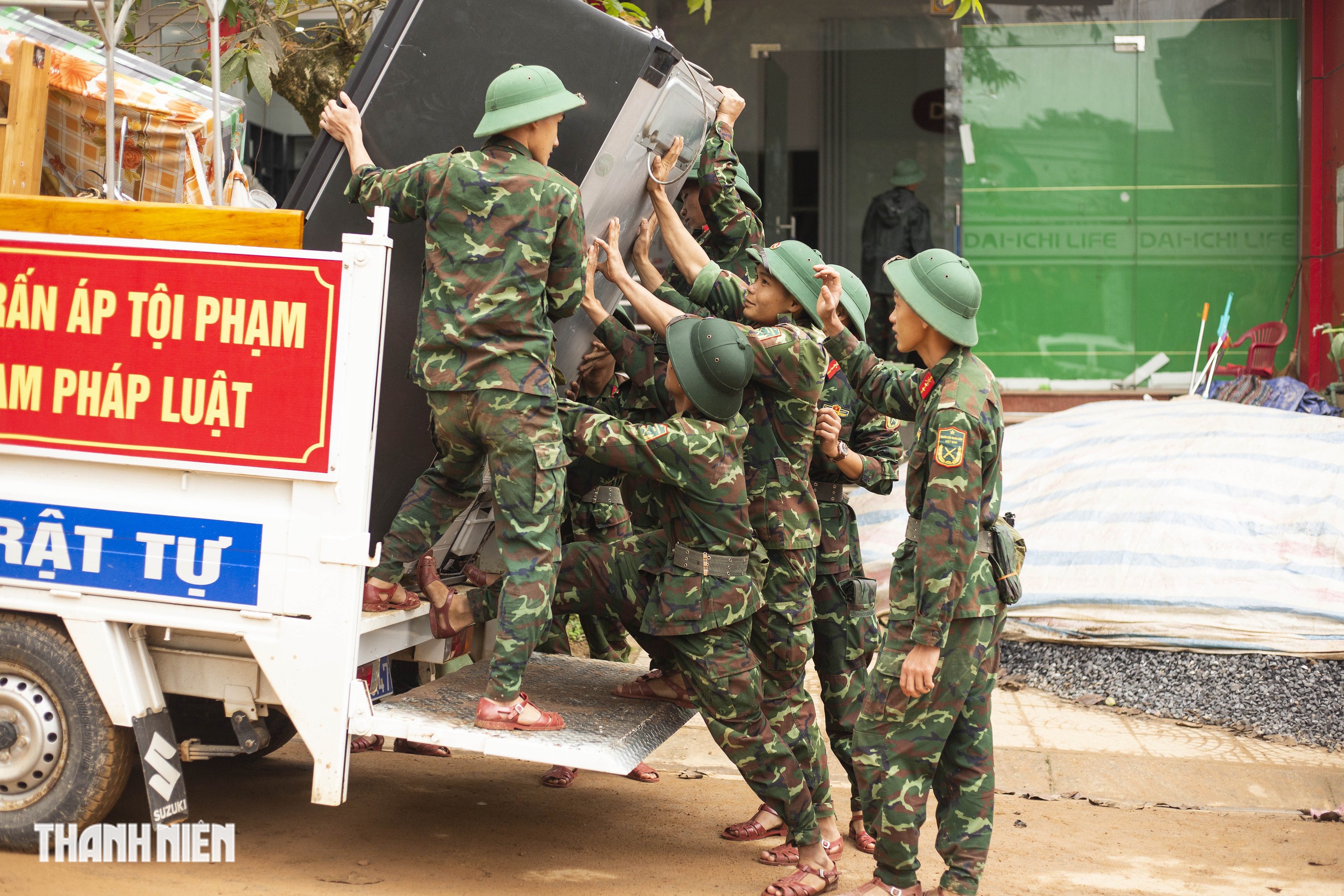 Thi công thần tốc, người dân vùng sạt lở Khe Sanh đã được về nhà - Ảnh 7.