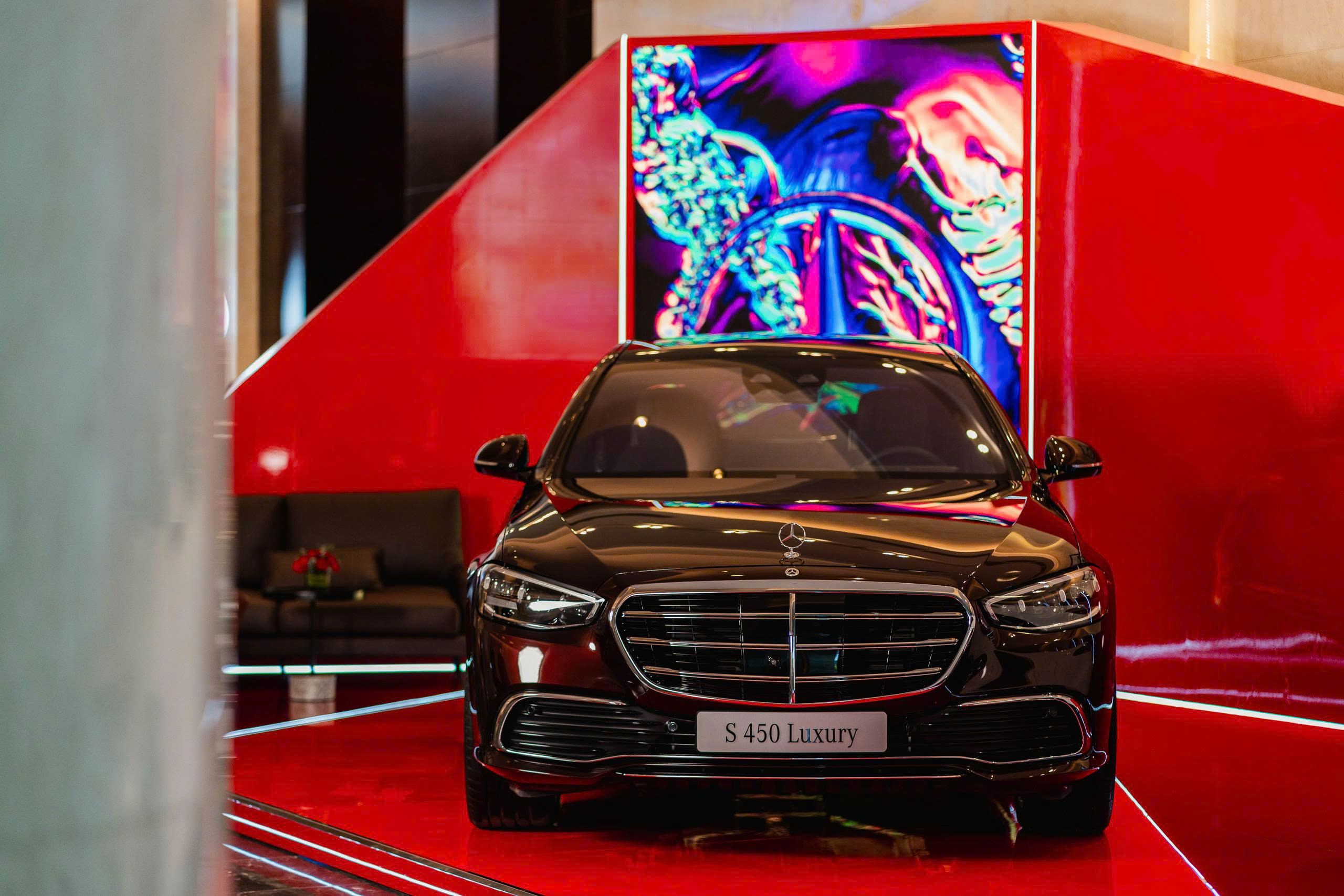 Mercedes-Benz Việt Nam mang bộ đôi sedan tiền tỉ tới Hà Nội - Ảnh 7.