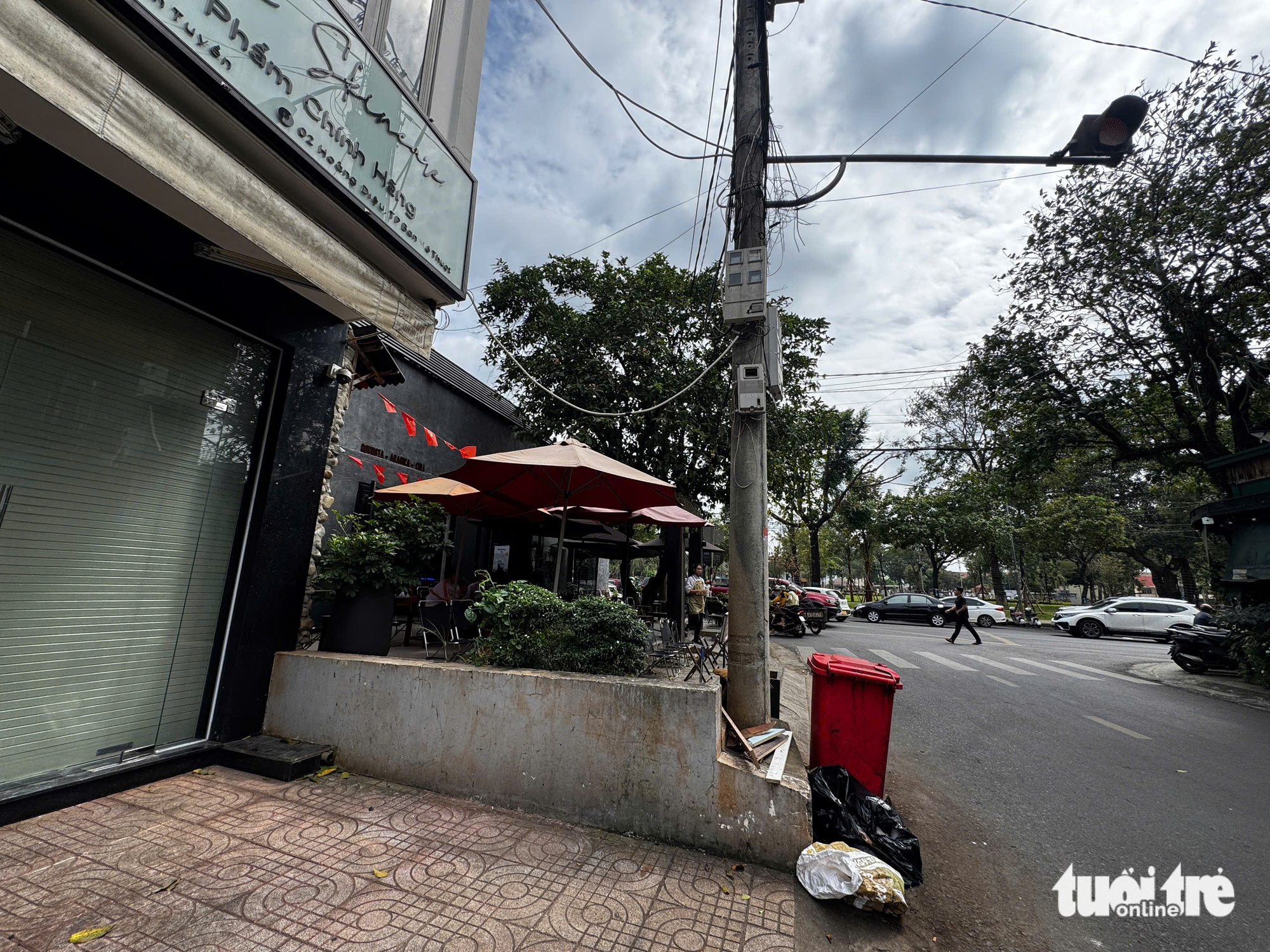 Chiếm dụng vỉa hè làm 'của riêng' ở Buôn Ma Thuột - Ảnh 2.