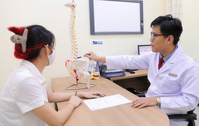 Bác sĩ Sơn giải thích tình trạng chức năng cột sống cho người bệnh. Ảnh minh họa: Phòng khám Đa khoa Tâm Anh Quận 7