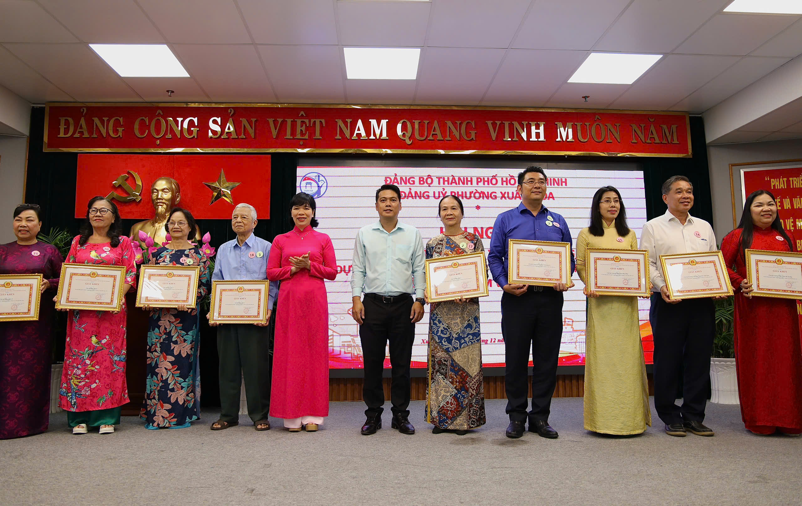 Phường Xuân Hòa giải quyết 100% hồ sơ hành chính đúng hạn - Ảnh 4.