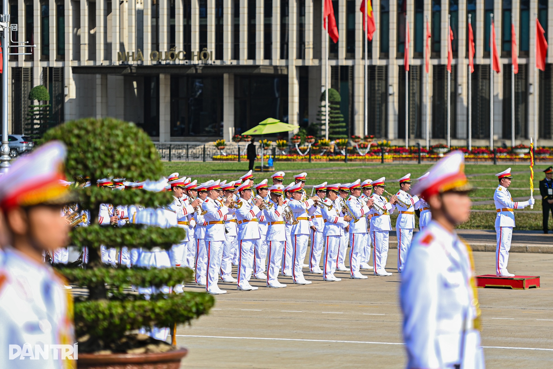 Hơn 2.000 đại biểu Thi đua yêu nước toàn quốc lần thứ XI vào Lăng viếng Bác - 2