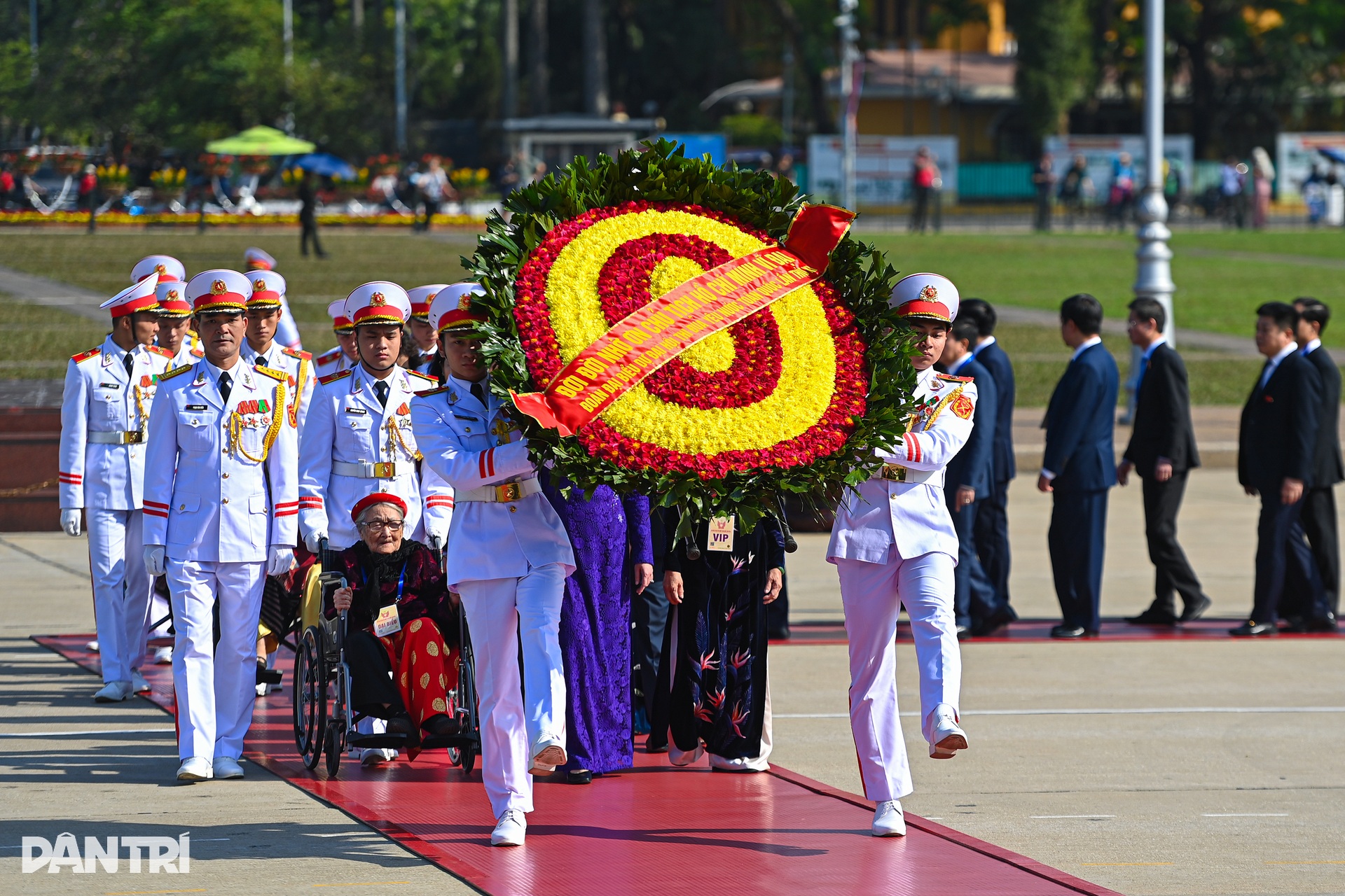 Hơn 2.000 đại biểu Thi đua yêu nước toàn quốc lần thứ XI vào Lăng viếng Bác - 3