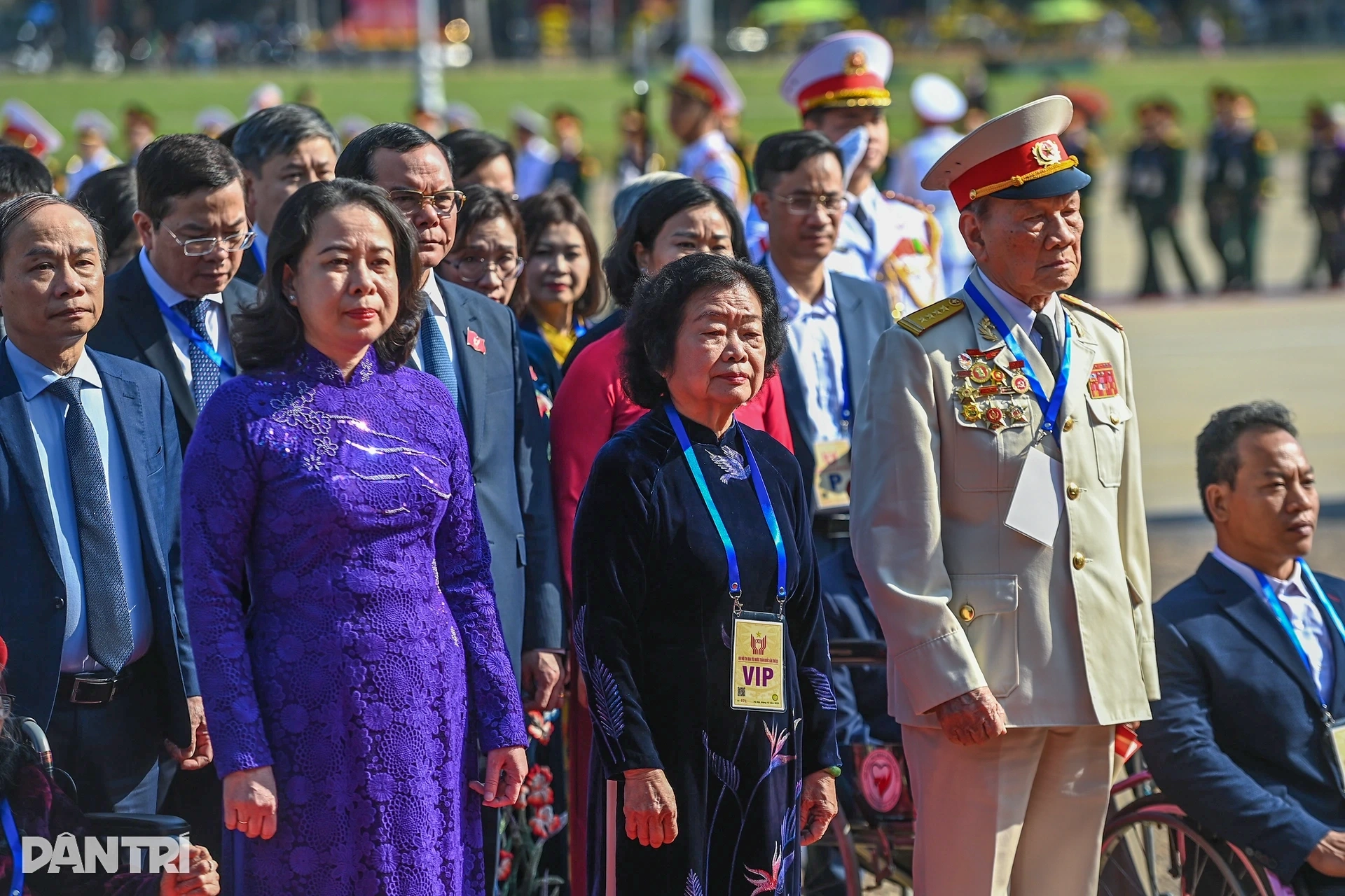 Hơn 2.000 đại biểu Thi đua yêu nước toàn quốc lần thứ XI vào Lăng viếng Bác - 4