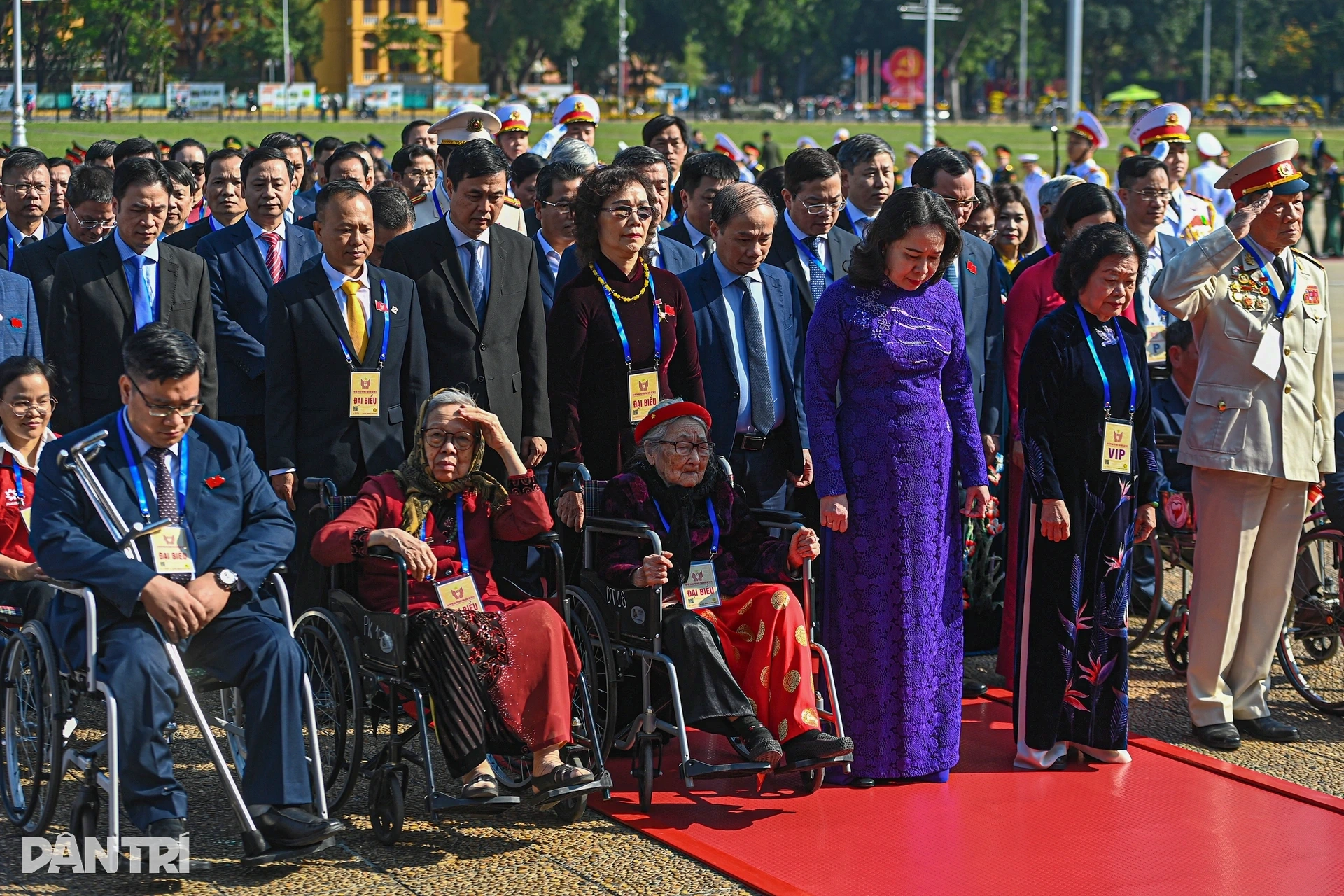 Hơn 2.000 đại biểu Thi đua yêu nước toàn quốc lần thứ XI vào Lăng viếng Bác - 5