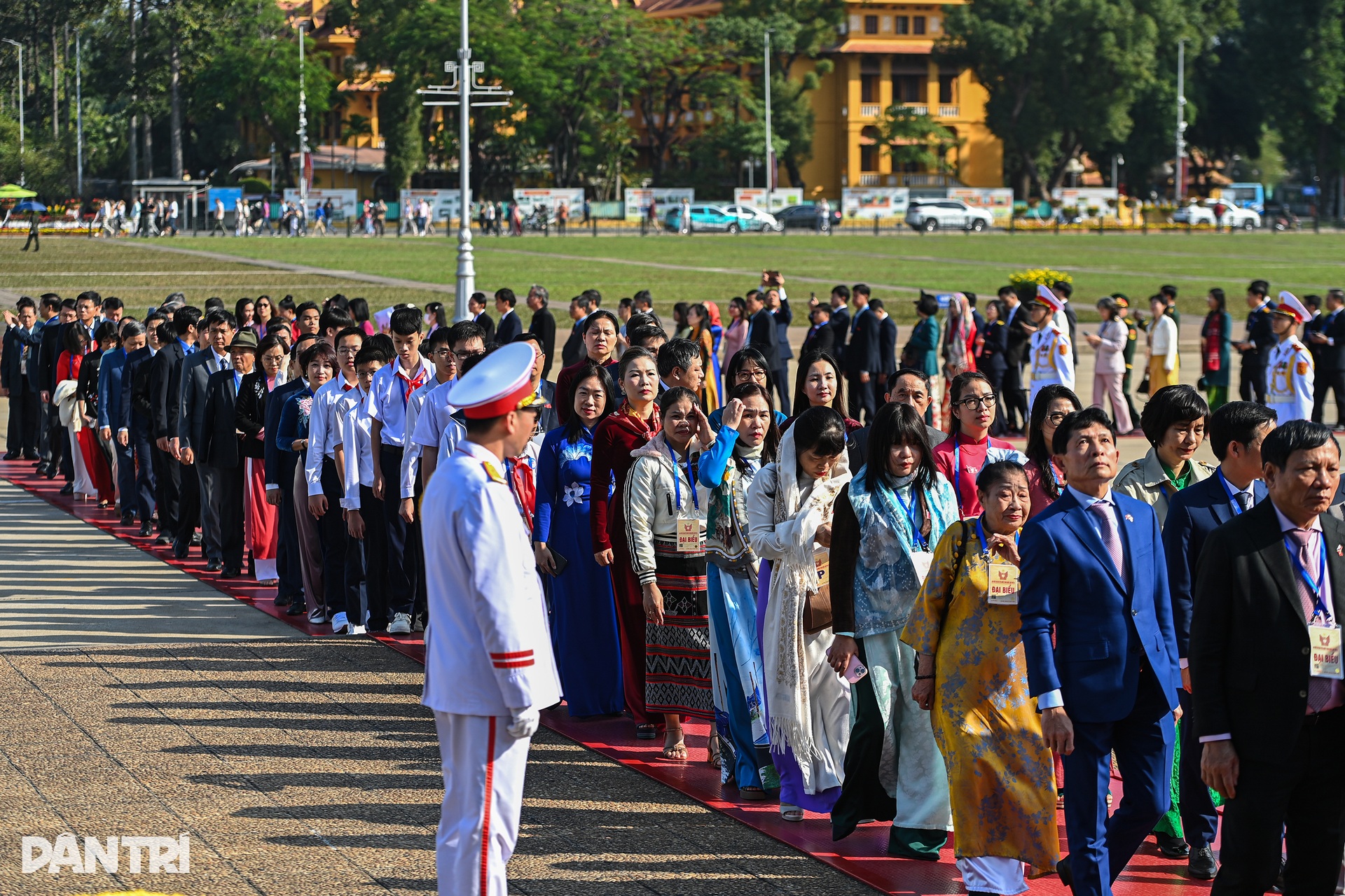 Hơn 2.000 đại biểu Thi đua yêu nước toàn quốc lần thứ XI vào Lăng viếng Bác - 6