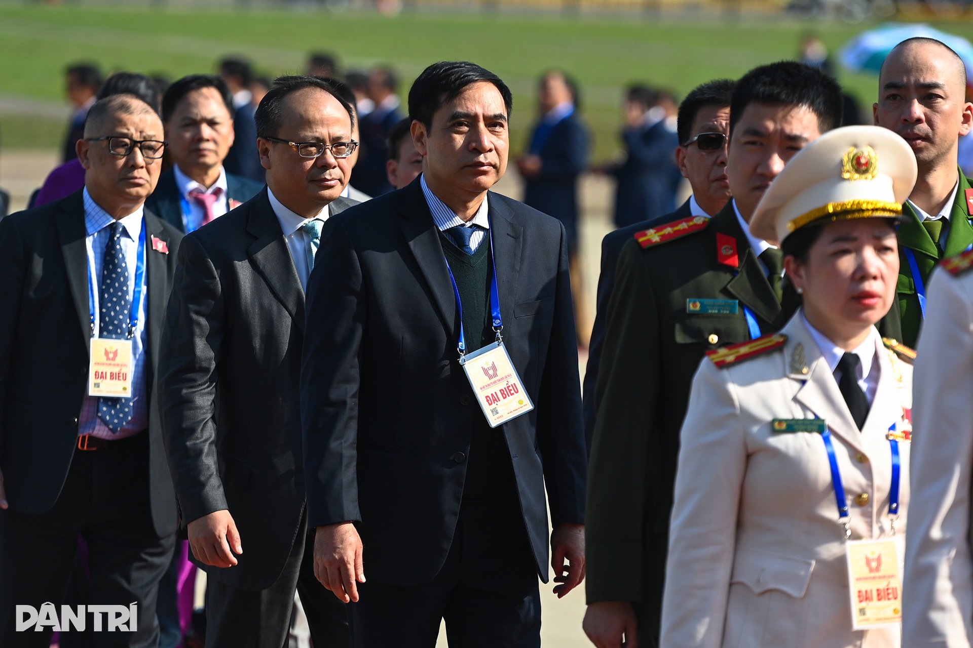 Hơn 2.000 đại biểu Thi đua yêu nước toàn quốc lần thứ XI vào Lăng viếng Bác - 7