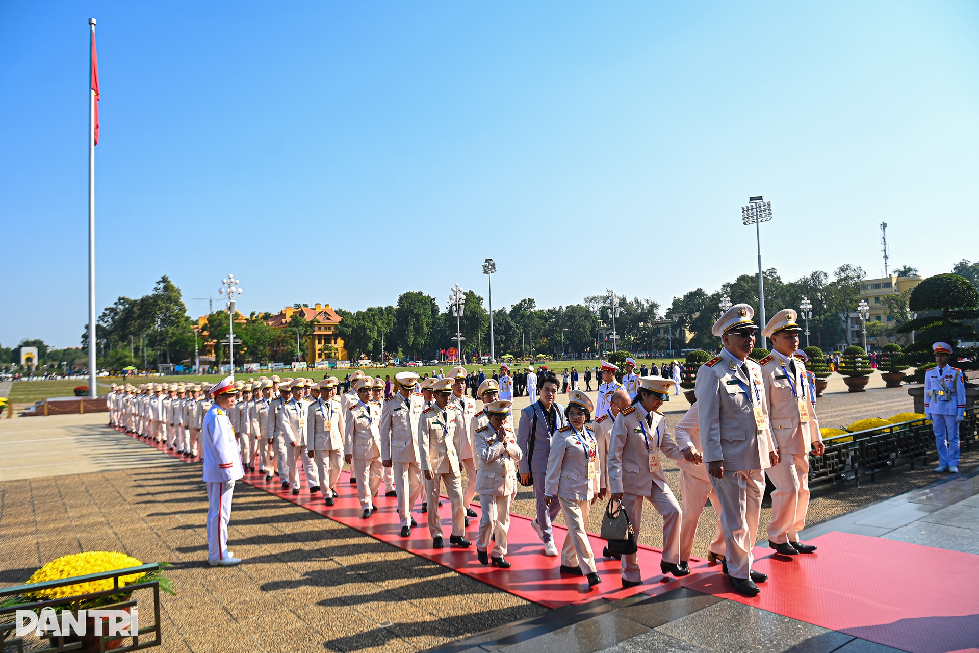 Hơn 2.000 đại biểu Thi đua yêu nước toàn quốc lần thứ XI vào Lăng viếng Bác - 9