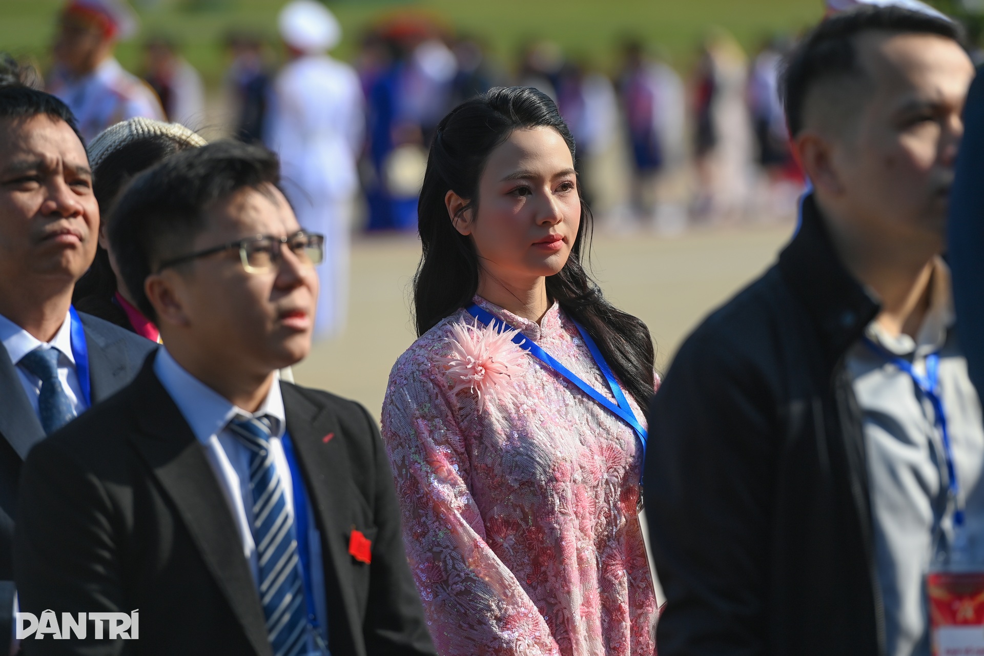 Hơn 2.000 đại biểu Thi đua yêu nước toàn quốc lần thứ XI vào Lăng viếng Bác - 11