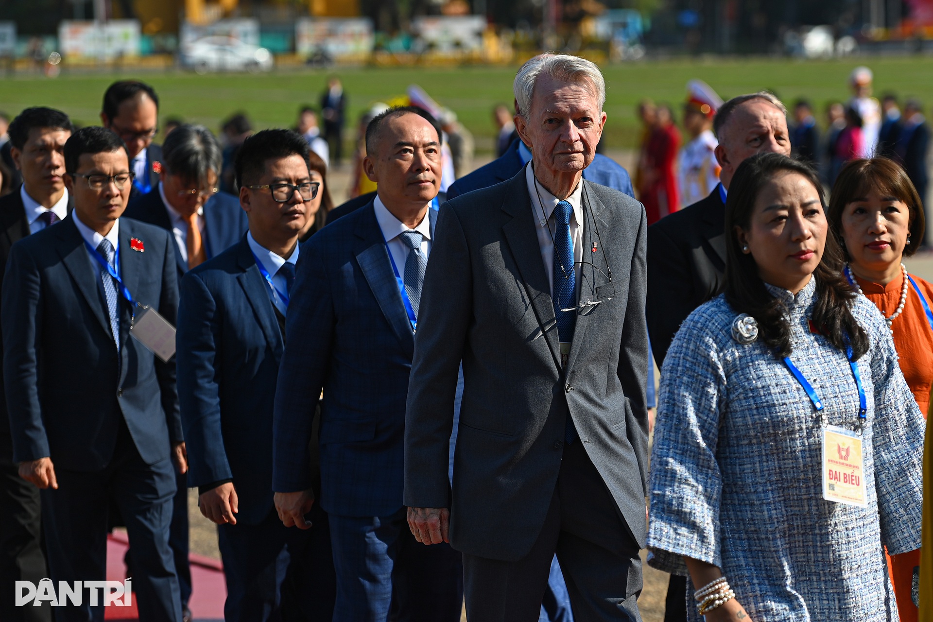 Hơn 2.000 đại biểu Thi đua yêu nước toàn quốc lần thứ XI vào Lăng viếng Bác - 10