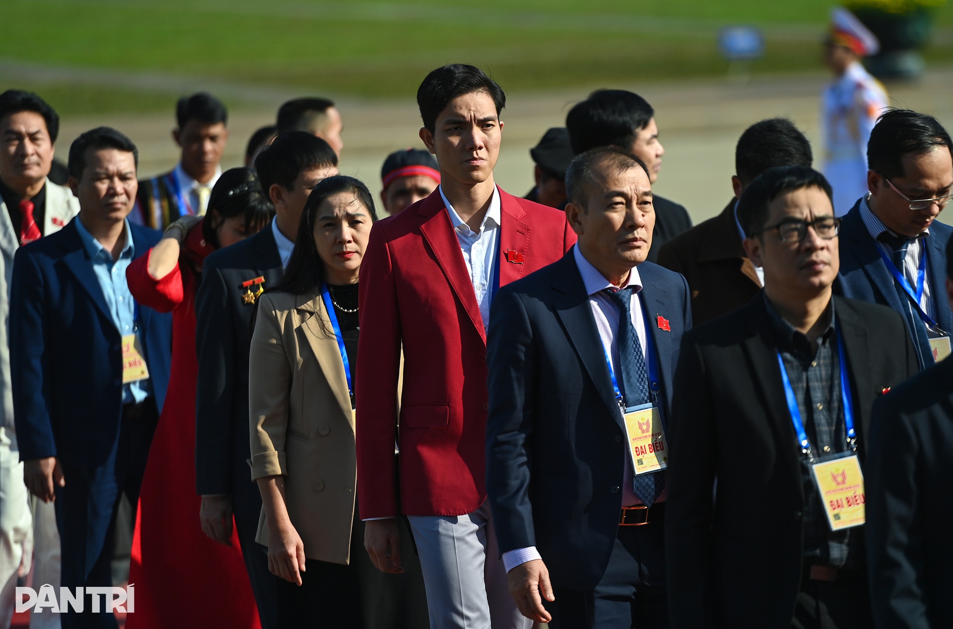 Hơn 2.000 đại biểu Thi đua yêu nước toàn quốc lần thứ XI vào Lăng viếng Bác - 12