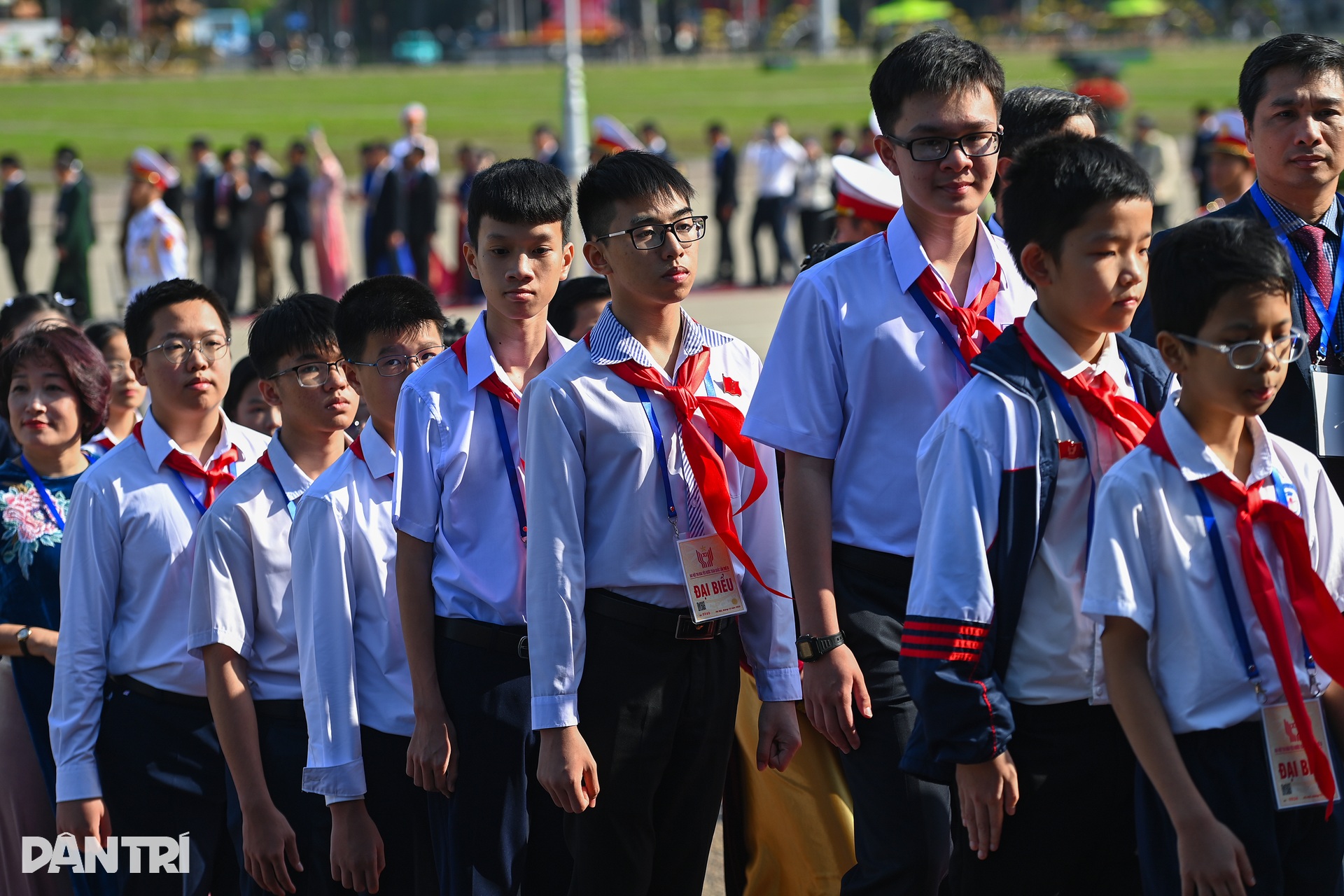 Hơn 2.000 đại biểu Thi đua yêu nước toàn quốc lần thứ XI vào Lăng viếng Bác - 13