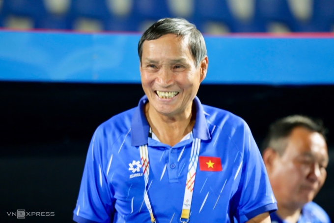 HLV Mai Đức Chung trước trận Việt Nam thua Philippines ở loạt luân lưu chung kết bóng đá nữ SEA Games 33 trên sân Chonburi ở Thái Lan ngày 17/12/2025. Ảnh: Đức Đồng