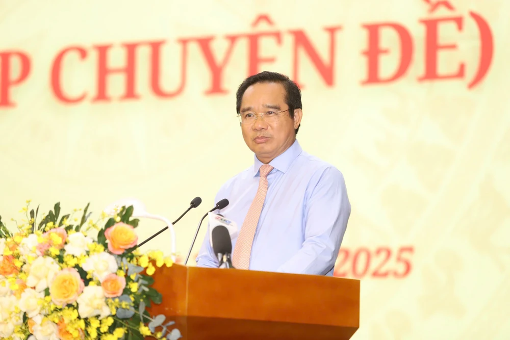 Chủ tịch UBND TP.HCM nêu quan điểm, bảng giá đất phải hài hòa lợi ích các bên, giữ ổn định xã hội. Ảnh: THANH THÙY Chủ tịch UBND TP.HCM: Bảng giá đất phải hài hòa lợi ích các bên, giữ ổn định xã hội-bang-gia-dat-tphcm.jpg