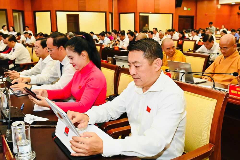 Đại biểu HĐND TP.HCM biểu quyết thông qua nội dung kỳ họp. Ảnh: THANH THÙY TP.HCM đầu tư gần 8.800 tỷ đồng xây 2 bệnh viện tại xã Tân Nhựt-xay-benh-vien-tphcm-co-che-dac-thu.jpg