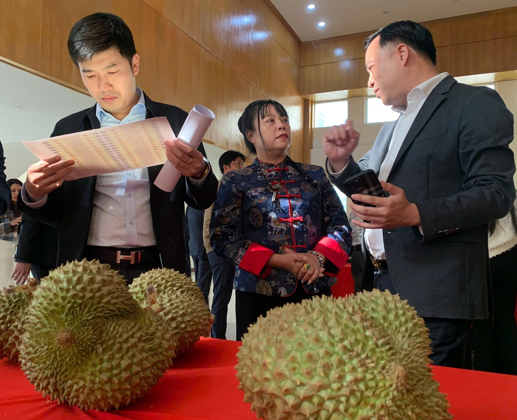 Thí điểm 'căn cước số' truy xuất nguồn gốc trên trái sầu riêng - Ảnh 2.