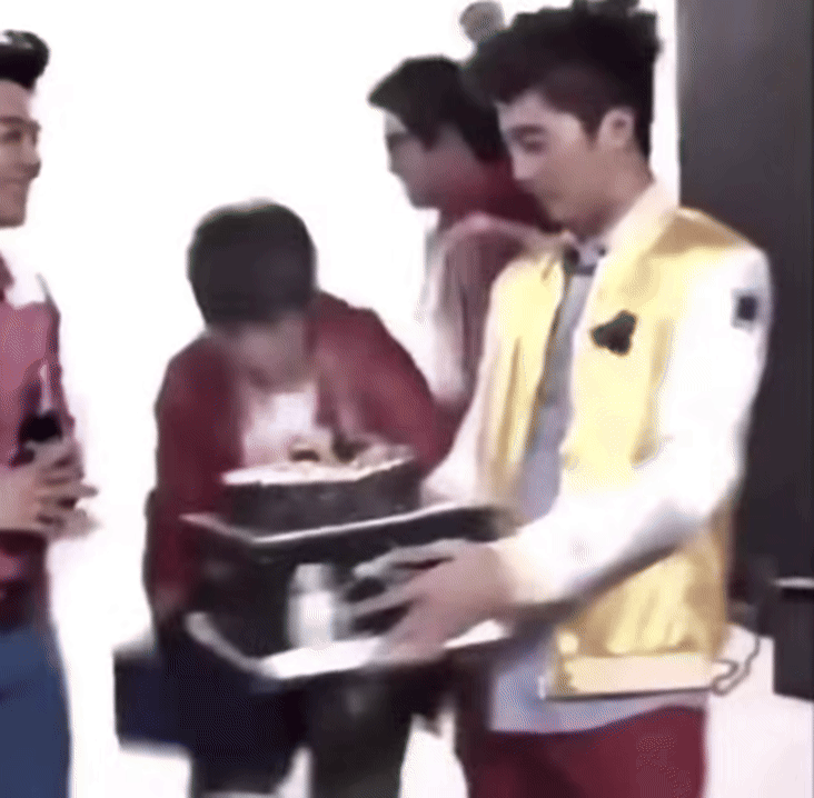 42 triệu người xem cả dàn sao thi nhau làm rơi bánh kem, bóc trần mục đích sau hành động khó hiểu?- Ảnh 3.