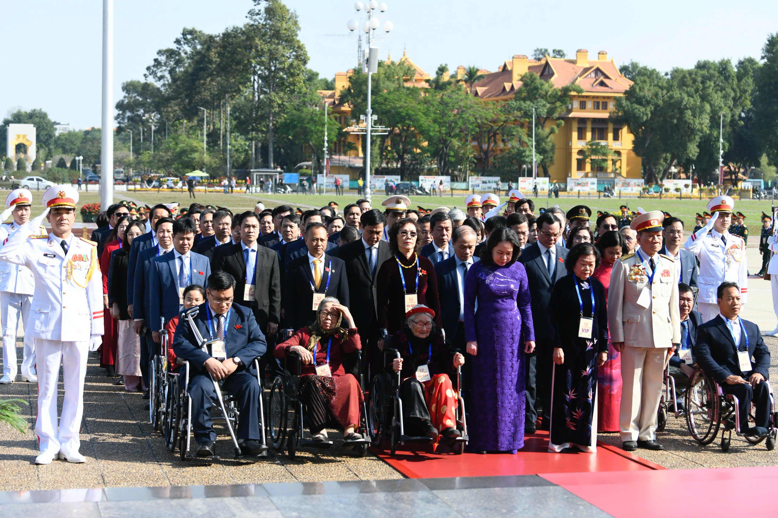 Đại biểu dự Đại hội Thi đua yêu nước vào lăng viếng Bác- Ảnh 2.