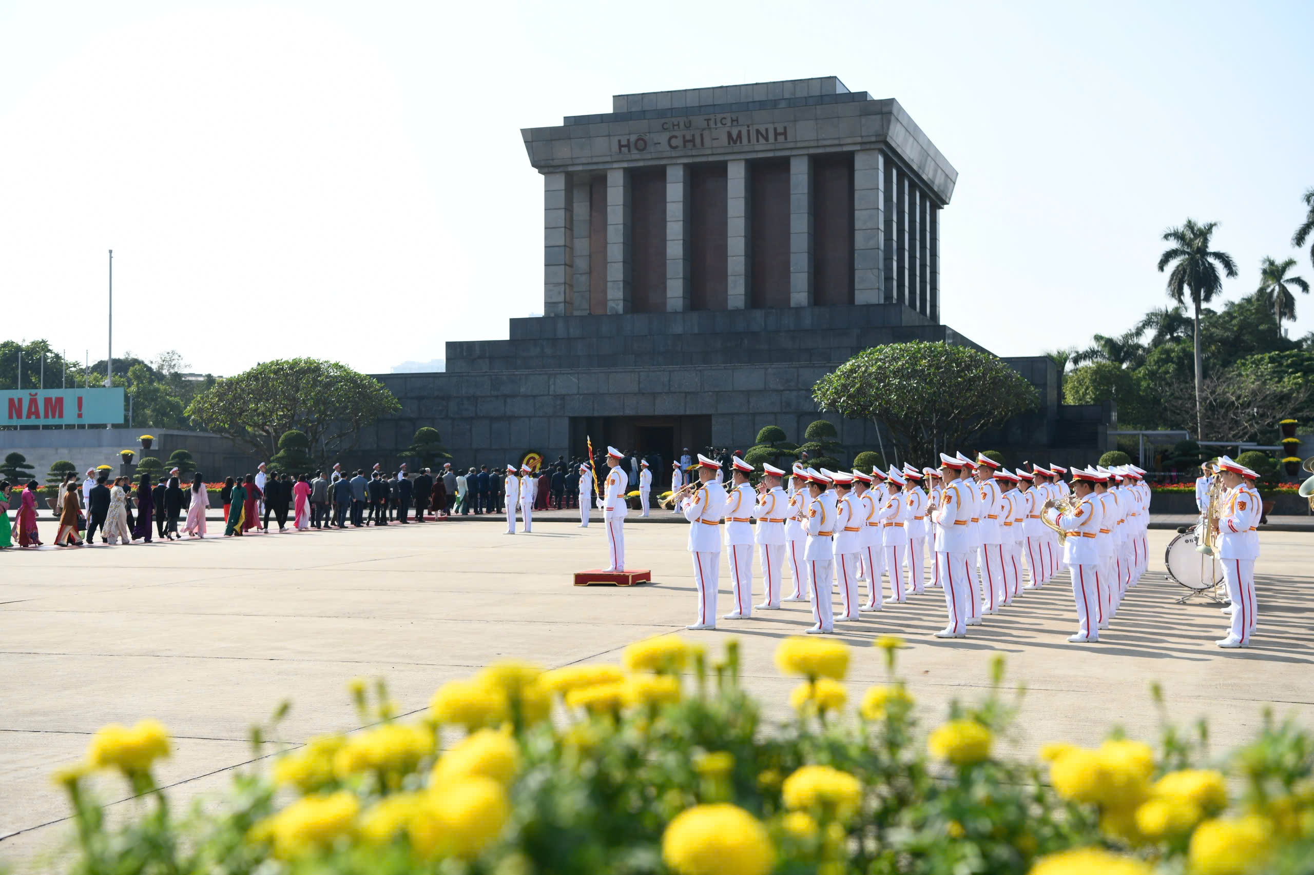 Đại biểu dự Đại hội Thi đua yêu nước vào lăng viếng Bác- Ảnh 3.