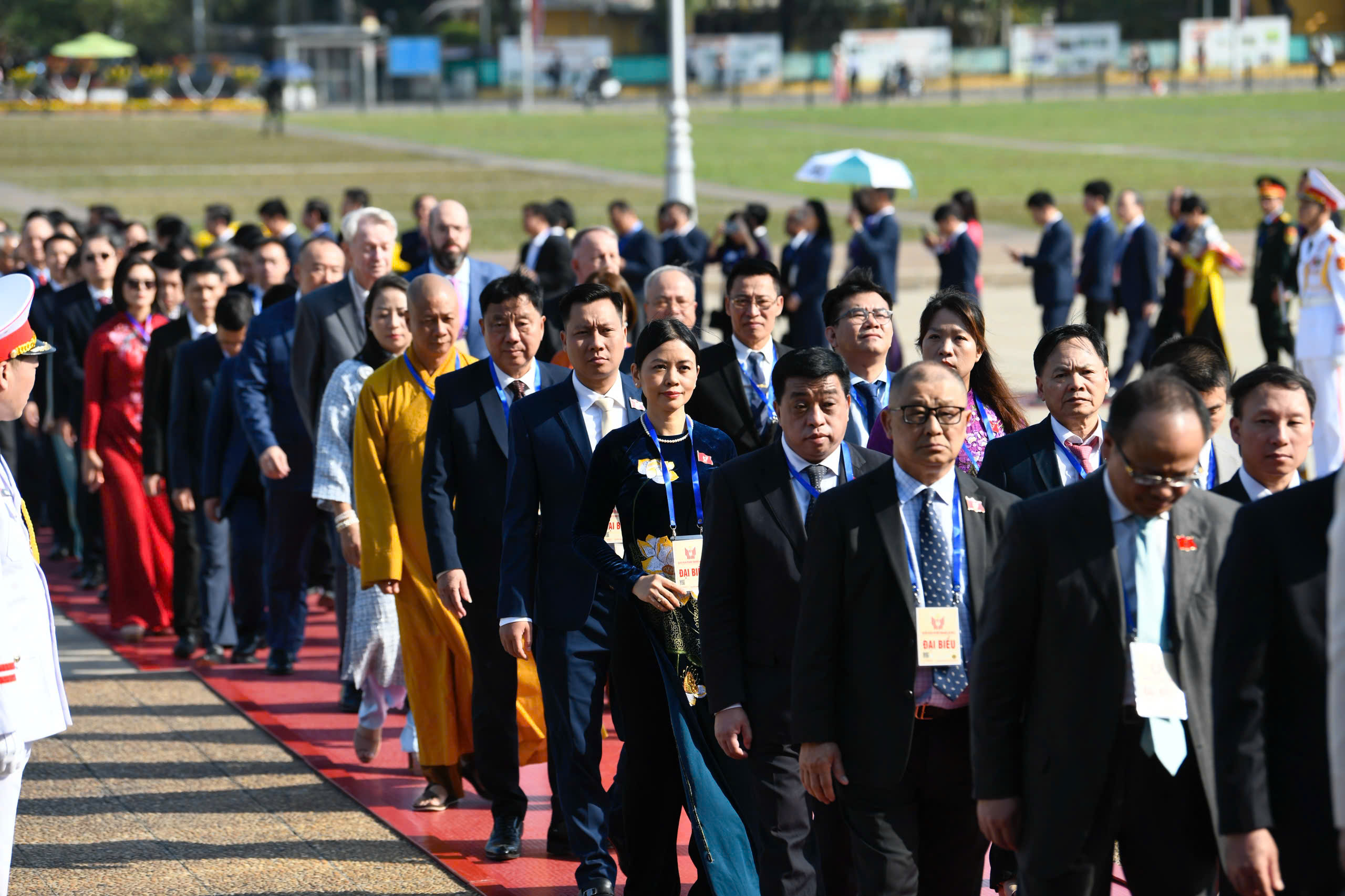 Đại biểu dự Đại hội Thi đua yêu nước vào lăng viếng Bác- Ảnh 4.