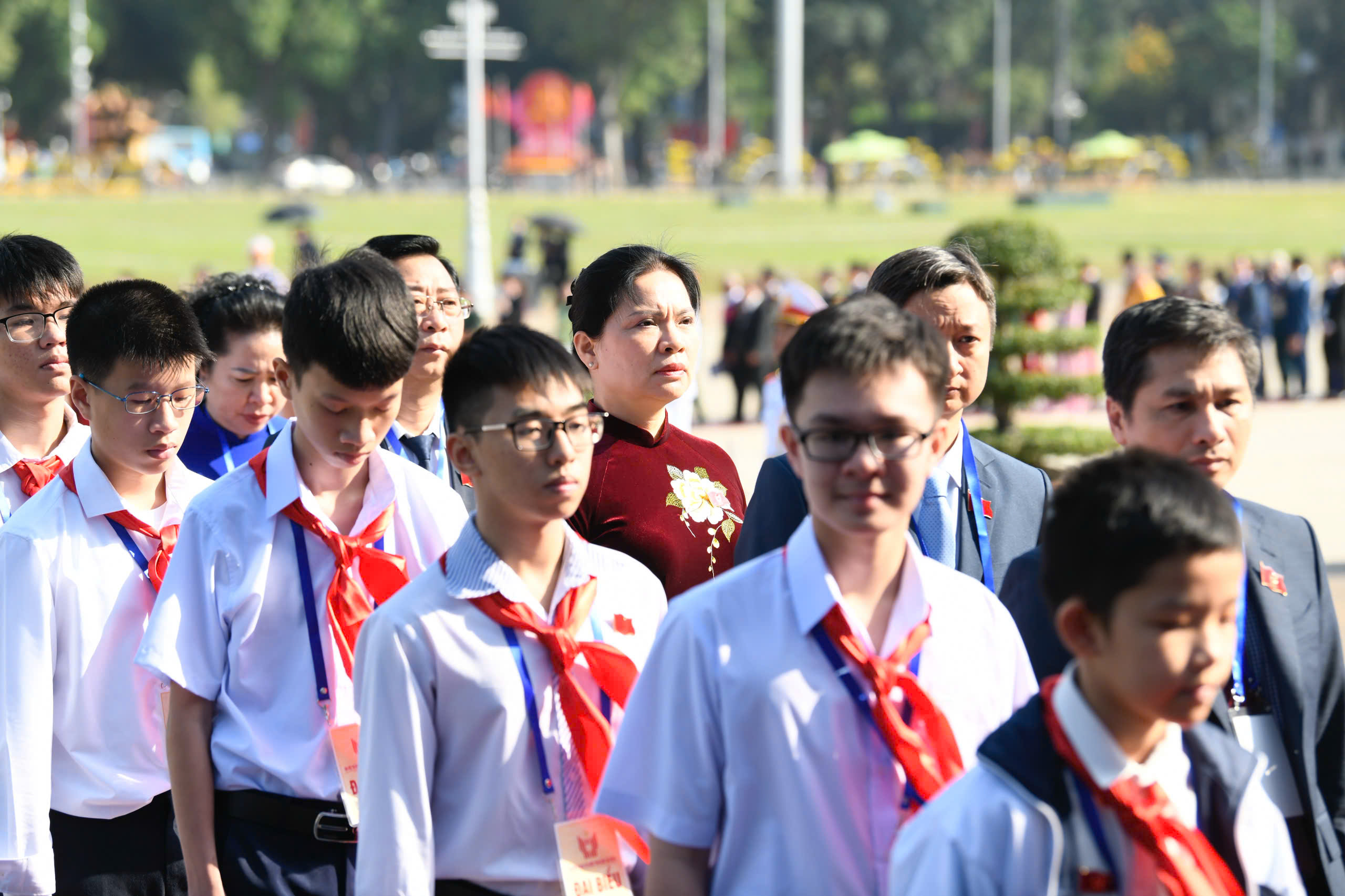 Đại biểu dự Đại hội Thi đua yêu nước vào lăng viếng Bác- Ảnh 5.