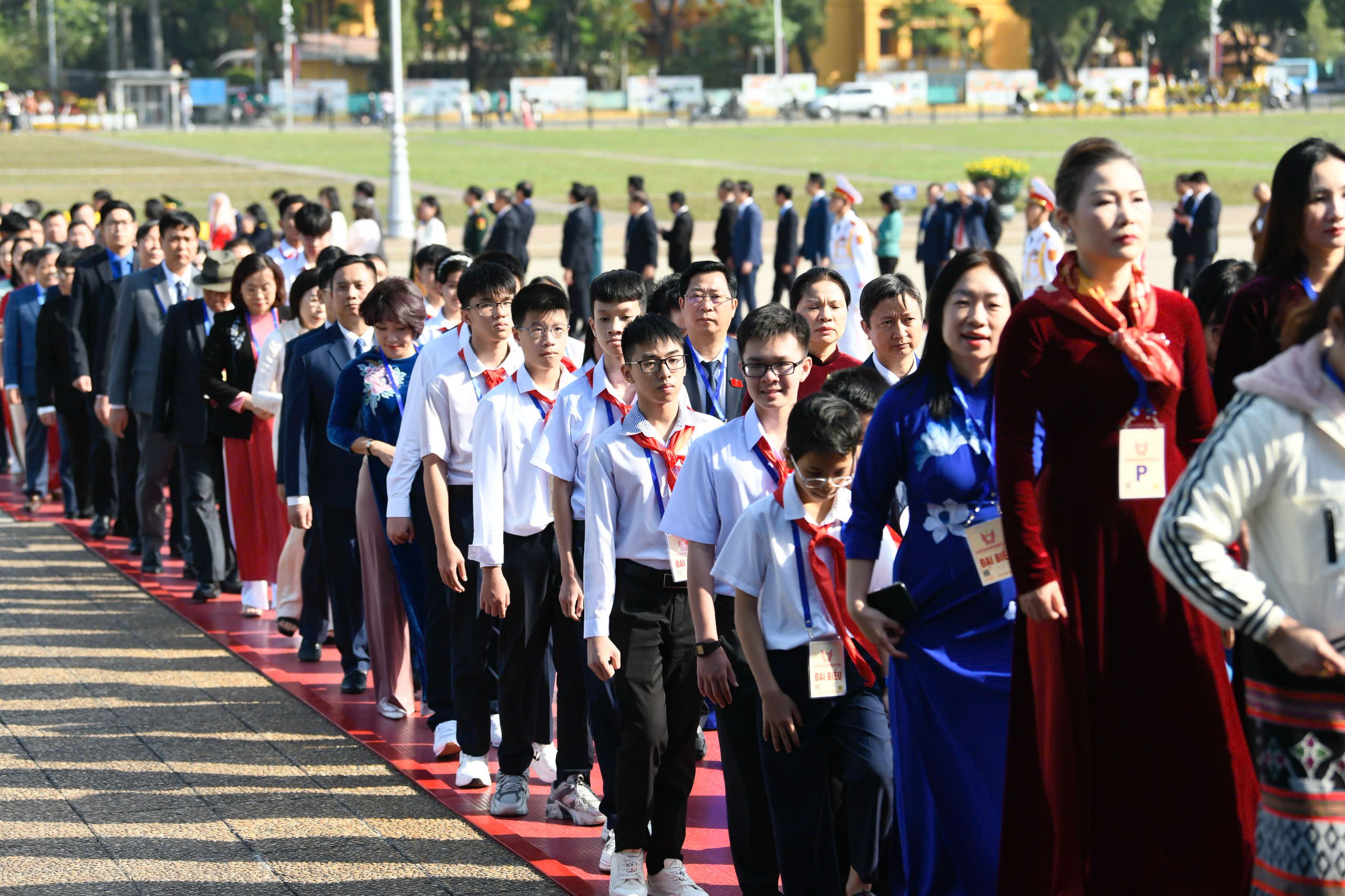 Đại biểu dự Đại hội Thi đua yêu nước vào lăng viếng Bác- Ảnh 6.