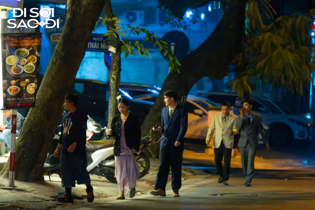 Zoom cận trường quay phim mới của Suzy - Kim Seon Ho ở Hà Nội- Ảnh 2. Zoom cận trường quay phim mới của Suzy - Kim Seon Ho ở Hà Nội- Ảnh 2.