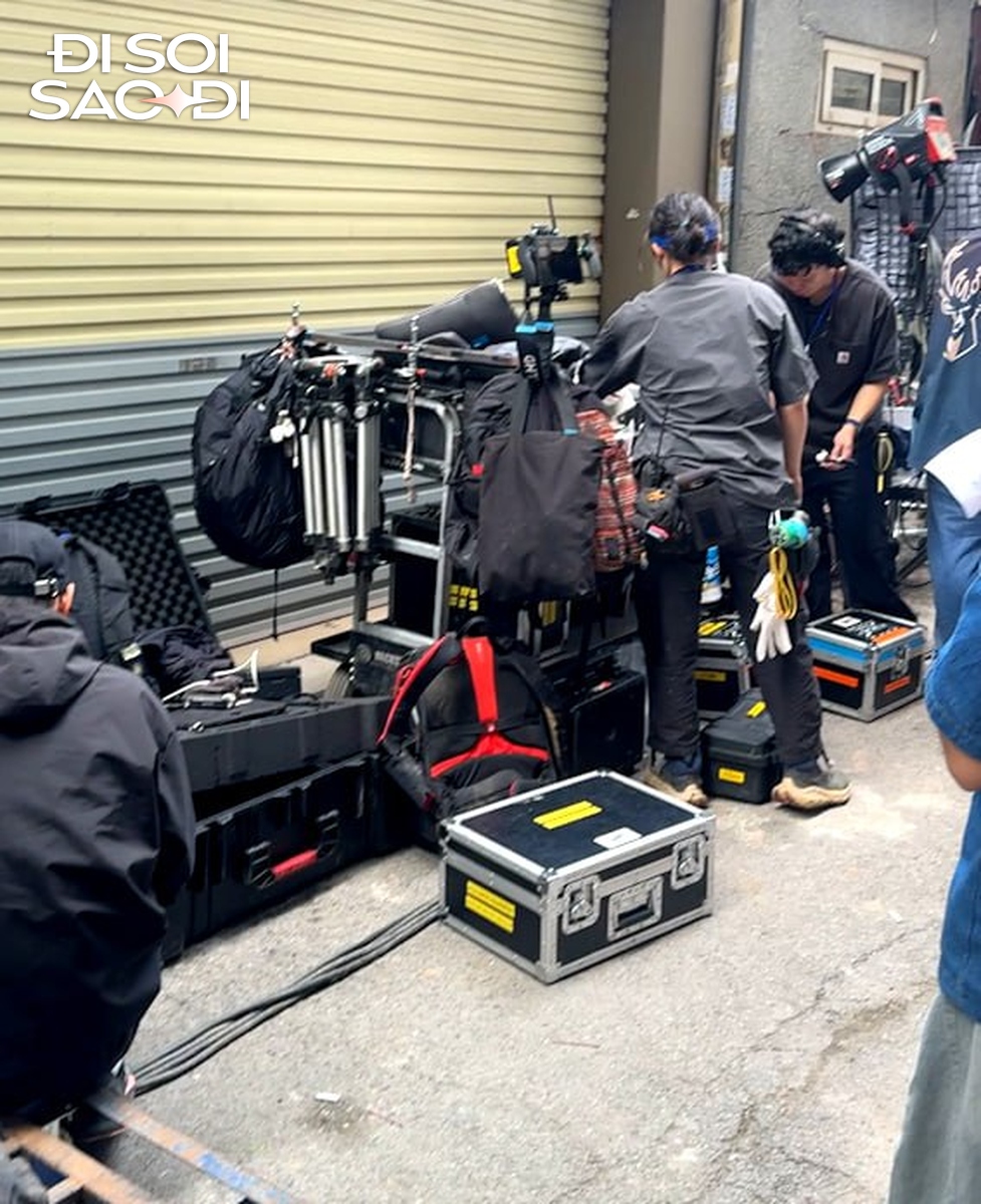 Zoom cận trường quay phim mới của Suzy - Kim Seon Ho ở Hà Nội- Ảnh 4. Zoom cận trường quay phim mới của Suzy - Kim Seon Ho ở Hà Nội- Ảnh 4.