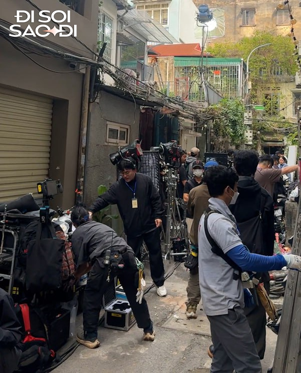 Zoom cận trường quay phim mới của Suzy - Kim Seon Ho ở Hà Nội- Ảnh 5. Zoom cận trường quay phim mới của Suzy - Kim Seon Ho ở Hà Nội- Ảnh 5.