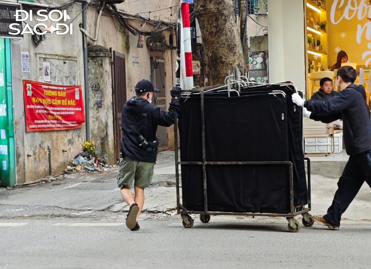 Zoom cận trường quay phim mới của Suzy - Kim Seon Ho ở Hà Nội- Ảnh 6. Zoom cận trường quay phim mới của Suzy - Kim Seon Ho ở Hà Nội- Ảnh 6.