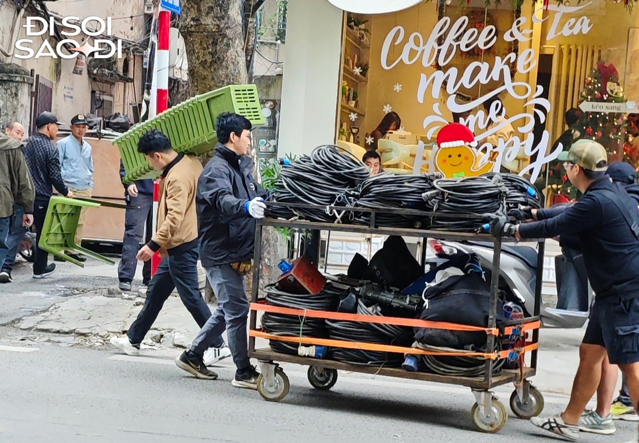 Zoom cận trường quay phim mới của Suzy - Kim Seon Ho ở Hà Nội- Ảnh 7. Zoom cận trường quay phim mới của Suzy - Kim Seon Ho ở Hà Nội- Ảnh 7.
