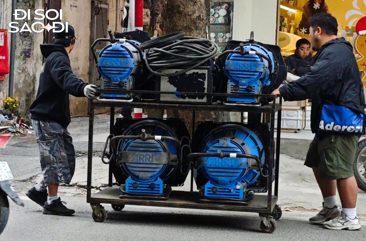 Zoom cận trường quay phim mới của Suzy - Kim Seon Ho ở Hà Nội- Ảnh 8. Zoom cận trường quay phim mới của Suzy - Kim Seon Ho ở Hà Nội- Ảnh 8.